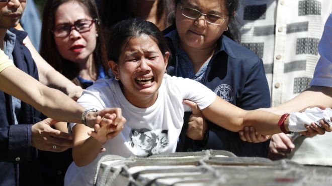 Ms Demafelis's sister cried over her casket upon its arrival in Manila last week