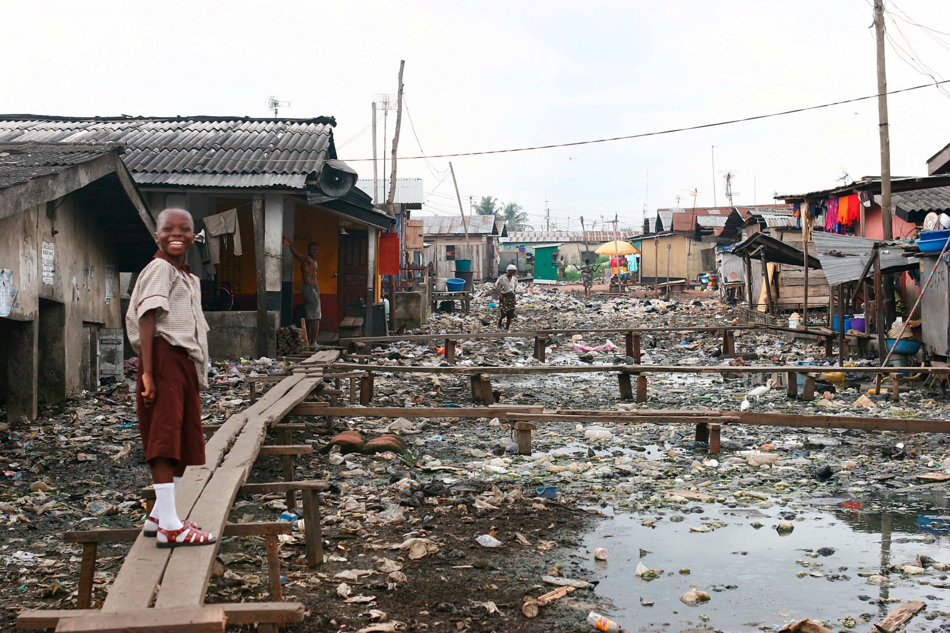 Жизнь в бедной стране. Лагос Нигерия трущобы. Макоко Нигерия. Лагос Африка трущобы. Абуджа трущобы.