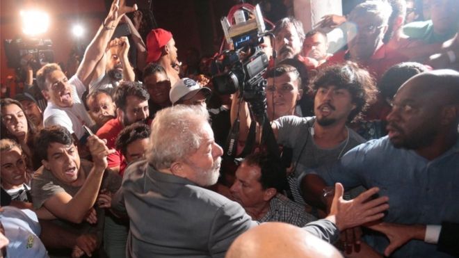 Lula left the steelworkers' union in Sao Bernardo do Campo to give himself up to police