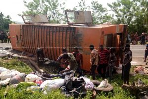 Several injured after MMT Bus crashes at Abrubruwa [Photos]