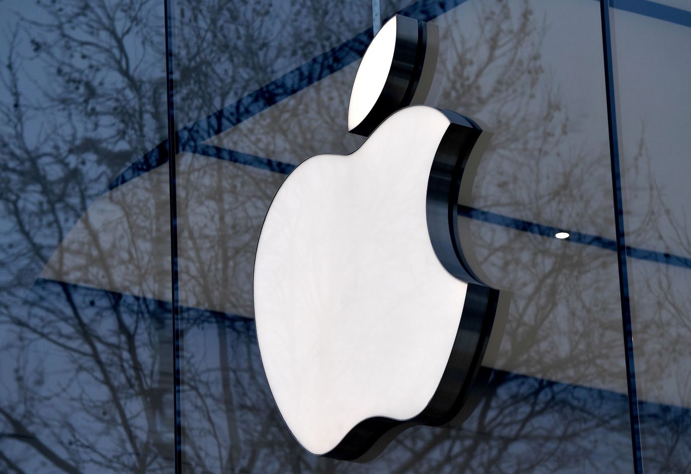 The logo of the US multinational technology company Apple is on display on the facade of an Apple store in Brussels, on February 8, 2018. / AFP PHOTO / Emmanuel DUNAND (Photo credit should read EMMANUEL DUNAND/AFP/Getty Images)
