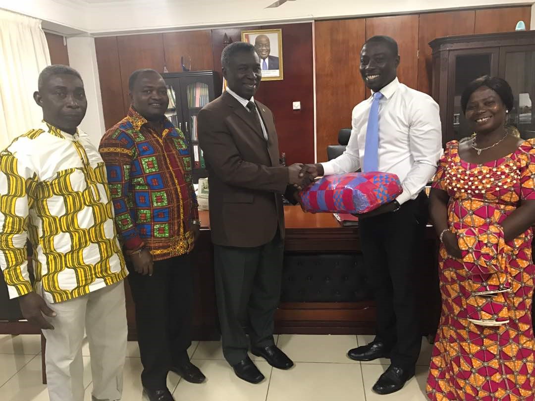 Oscar Dei (2nd right) presenting a gift to Prof. Frimpong-Boateng. With them are Dr Marfo (2nd left) and Oscar’s parents.