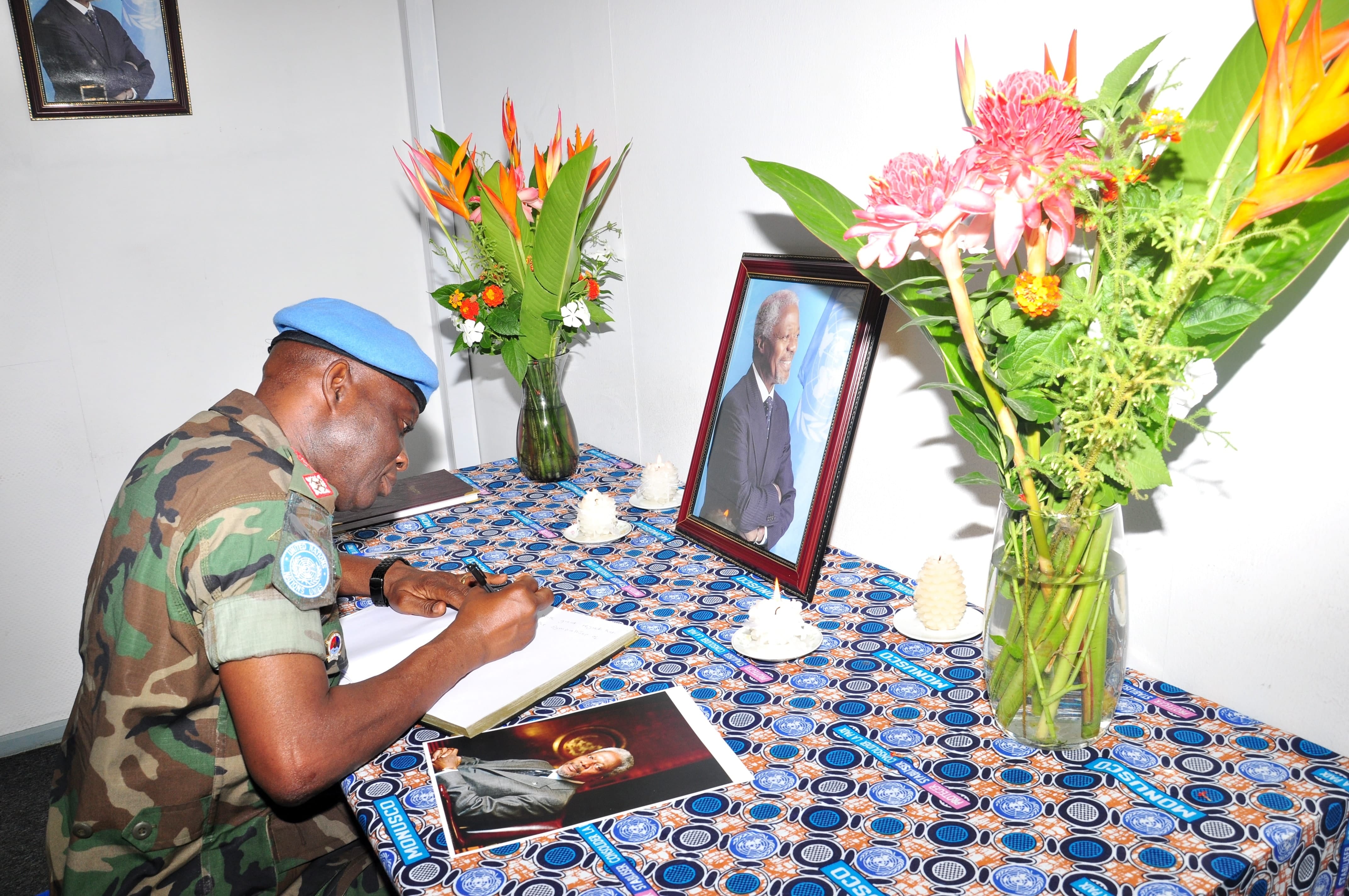 Commander at MONUSCO, Brigadier General Dr. Emmanuel Kotia signing the book of condolence for Kofi Annan