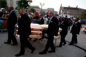 Hundreds pay respect to Aretha Franklin as body lies in gold coffin [Photos]