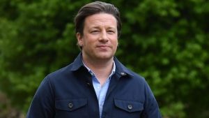 Jamie Oliver chases burglar down street