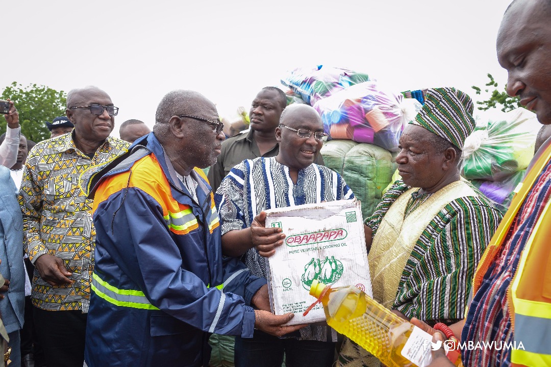 Bawumia distributing food items to flood victims