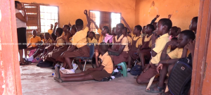 Accra: Pupils in Omanjor take chairs to school as others study on the floor