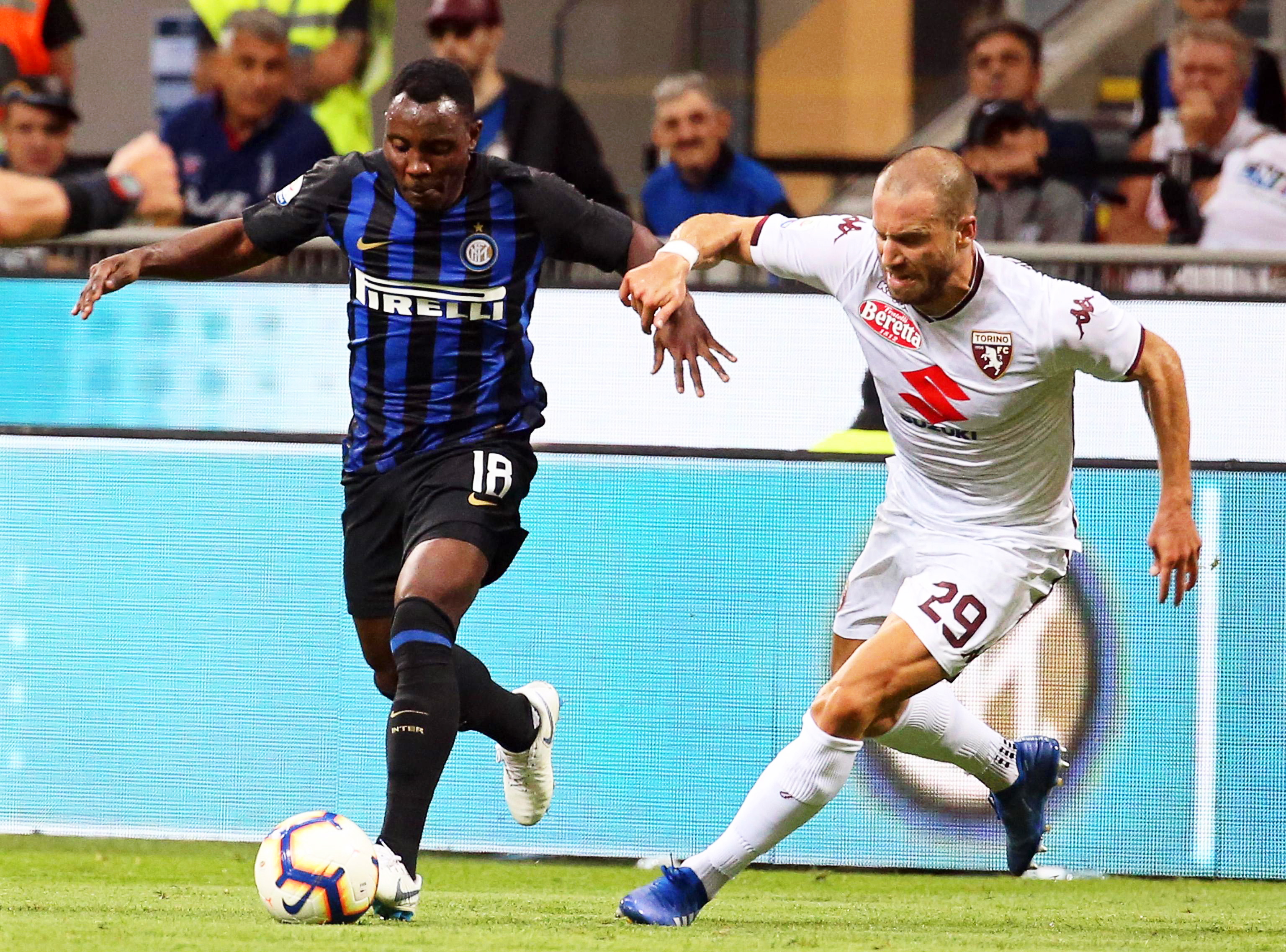 epa06975339 Inter's Kwadwo Asamoah (L) in action against Torino's Lorenzo De Silvestri (R) during the Italian Serie A soccer match between Inter Milan and Torino FC in Milan, Italy, 26 August 2018.  EPA/MATTEO BAZZI