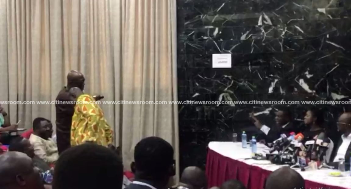 Ekow Asmah confronts Duah Adonteng [R] over the latters lateness to the press conference