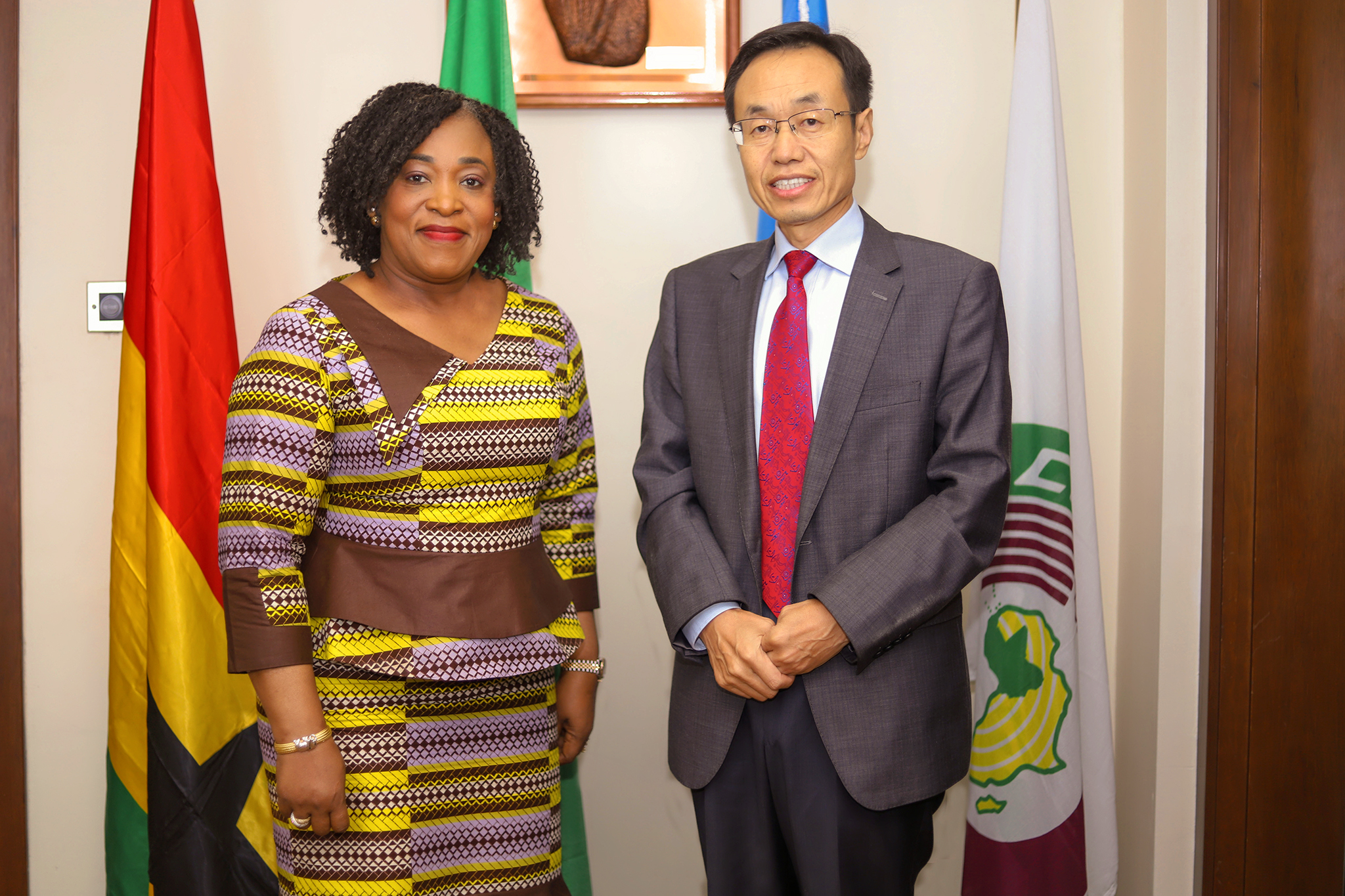 Ambassador of China to Ghana, Mr. Shi Ting Wang and Ghana's Foreign Minister, Shirley
Ayorkor Botchwey.