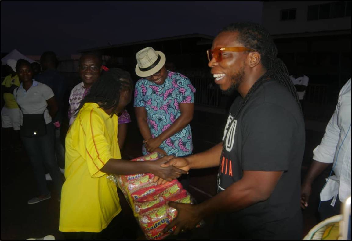 Edem presenting the items to the team.
