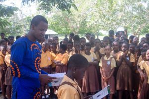 Citi FM’s Umaru Sanda donates books to alma mater