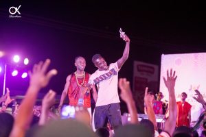 Okyeame Kwame dashes gold chain to fan who sang his song [Video]