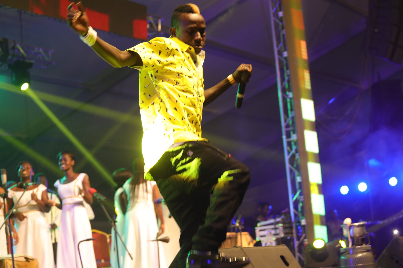 Patapaa leads the choir to sing his version of 'Jingle Bells'.