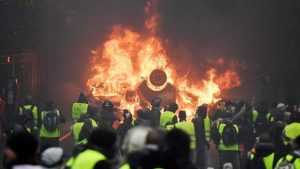 France fuel protests: Riot police clash with Paris protesters