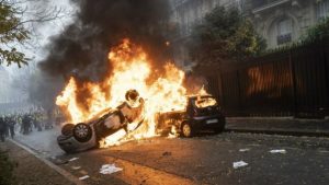 Paris sites to close amid riot fears