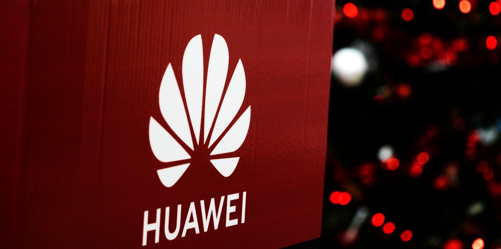 KIEV, UKRAINE - 2018/12/28: Huawei logo seen at the entrance of the store. (Photo by Igor Golovniov/SOPA Images/LightRocket via Getty Images)