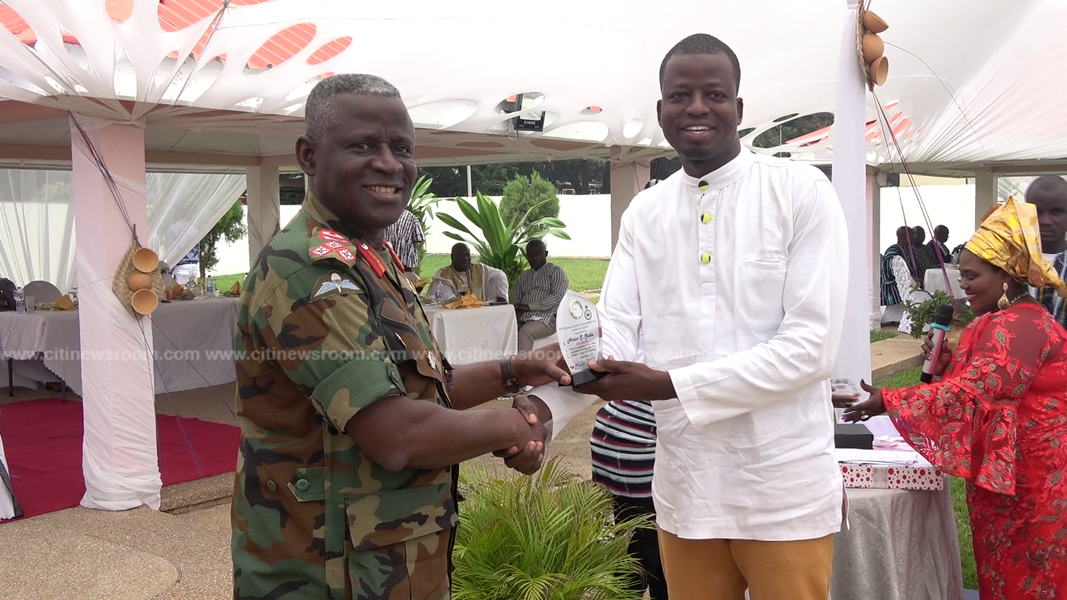 Chief of Defence staff Lieutenant General Obed Boamah Akwa presenting the plaque to Citi FM/Citi TV's Anass Seidu