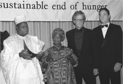 Esther Ocloo with the 1990 Africa Prize (Credit: AP)