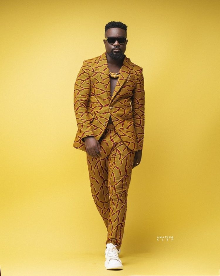 Sarkodie 'swags up' in African fabric on birthday [Photos]