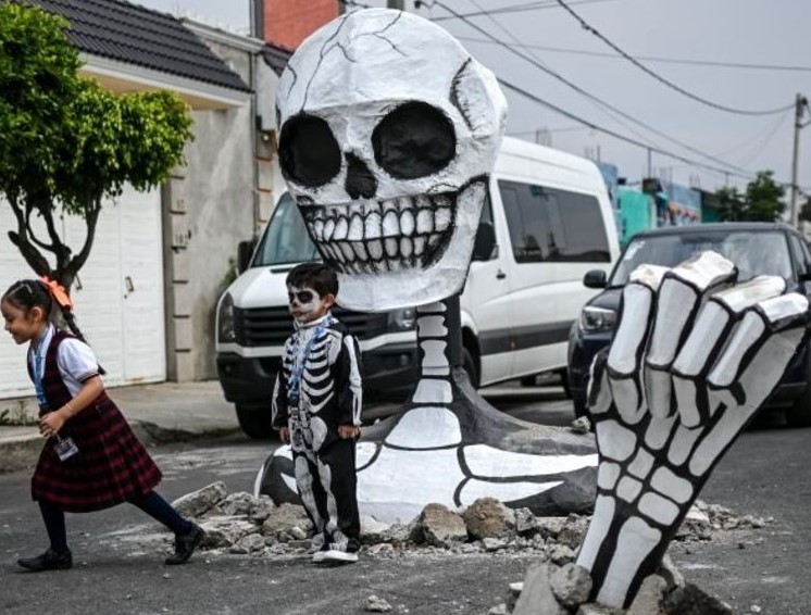 Day of the Dead: Giant skeleton ‘crawls out’ of Mexico street
