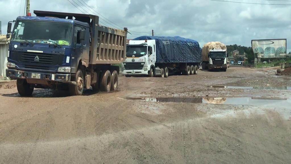 W/R: Broken down haulage truck blocks pothole-ridden road at Tarkwa-Ahwitieso