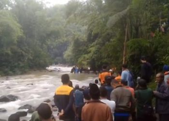 Indonesian bus plunges into ravine leaving 26 dead