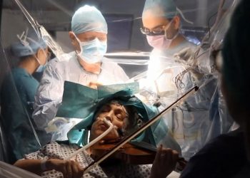 Violinist Dogmar Turner underwent brain surgery while playing her violin