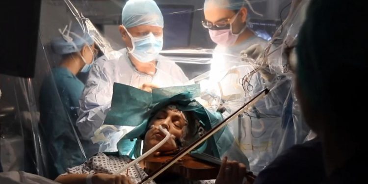 Violinist Dogmar Turner underwent brain surgery while playing her violin