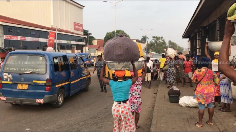 Accra: Brewery market bustling with buyers, sellers despite coronavirus lockdown [Photos]