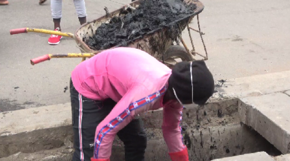 Kasoa: 50 persons punished to desilt drains for loitering during lockdown