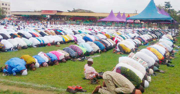 Muslims in Sunyani saying prayers to end Eid-ul-Fitr (Credit: Daily Graphic)