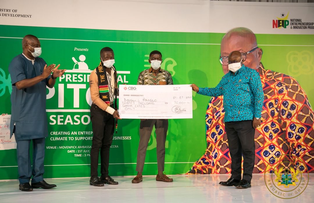 Akufo-Addo presents GH¢1m to 20 young entrepreneurs