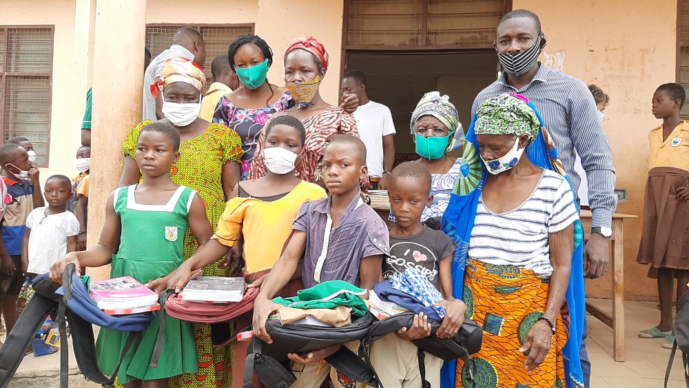 Sawla-Kalba: NPP’s Bonasco Seidu donates items to school children