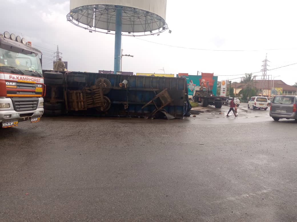 Alert: Faulty truck abandoned at Kumasi Airport roundabout for over a week