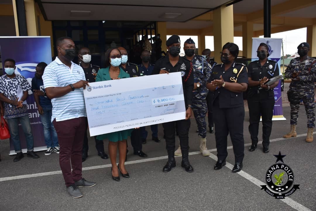 ‘Honest’ police officer receives GHS11,000 for returning GHS2,000 he found at ATM
