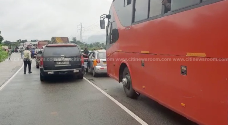 Cargo truck skids off, causes gridlock on Nkawkaw road