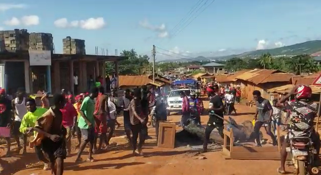 Residents block Ayi-Mensah, Danfa and Otinibi stretch to protest bad road