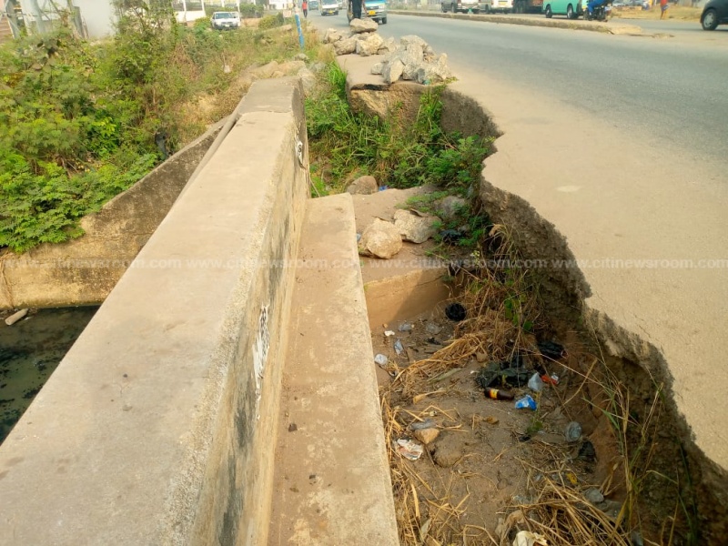 Portion of Suame roundabout to Kumasi airport stretch develops huge gully [Photos]
