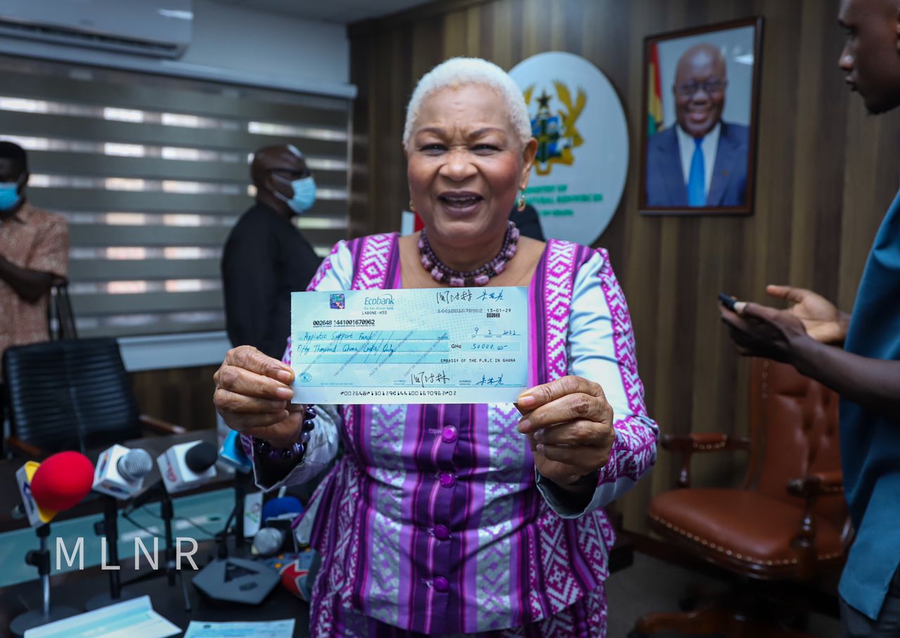 Lands Minister donates GH¢20,000 to Appiate Support Fund 