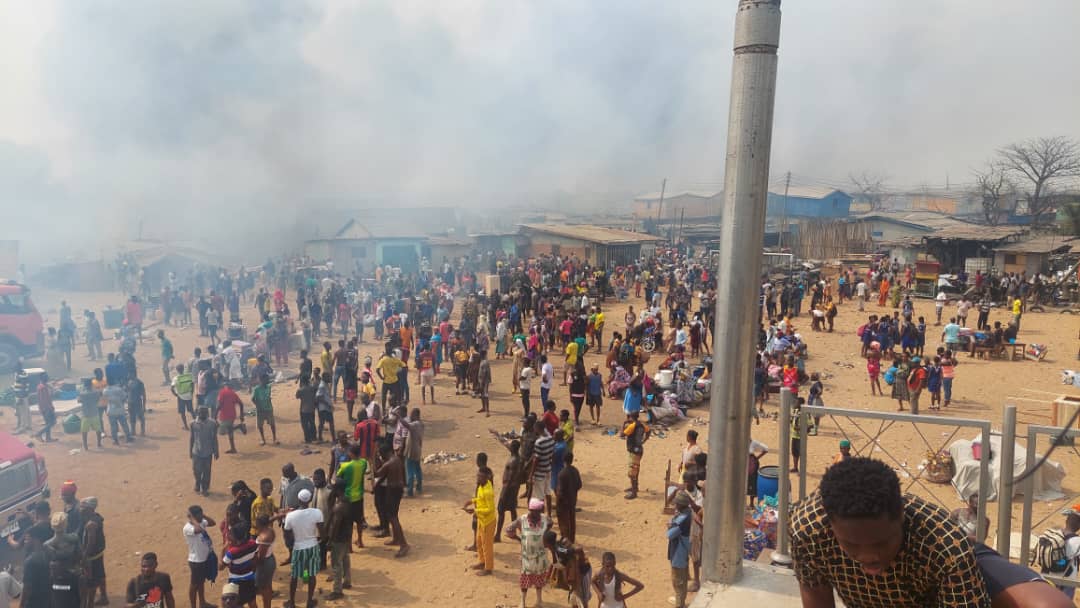 Fire engulfs structures close to Timber Market in Accra [Photos]