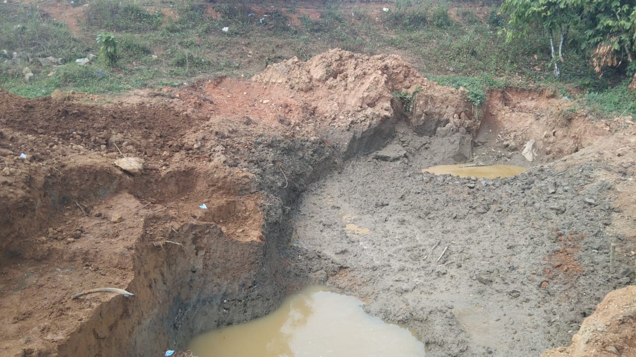 Illegal miners dig 5 meters close to Accra-Kumasi Highway at Osino