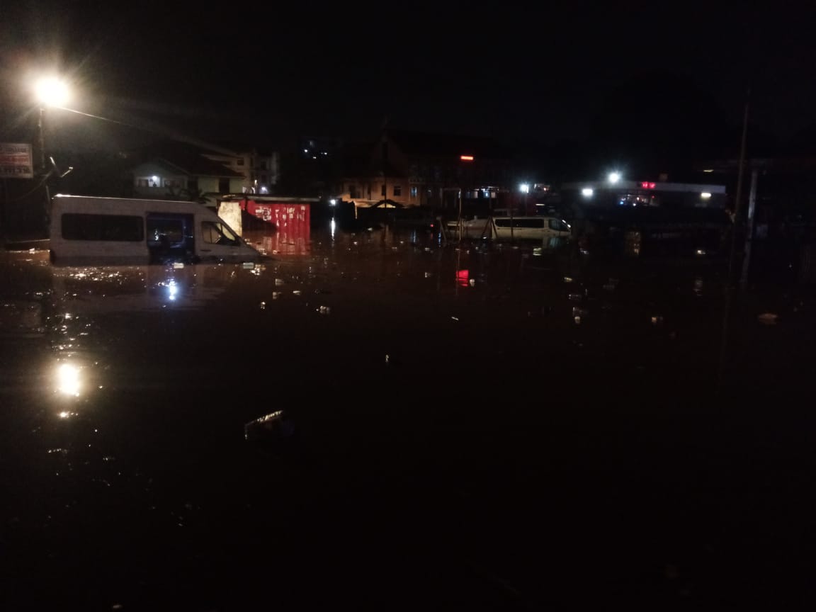 Kumasi: Vehicles submerged in flood waters at Anloga Junction