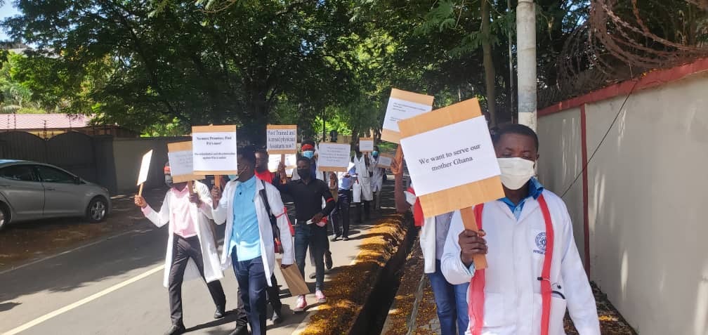 Physician assistants picket at MoH to demand posting