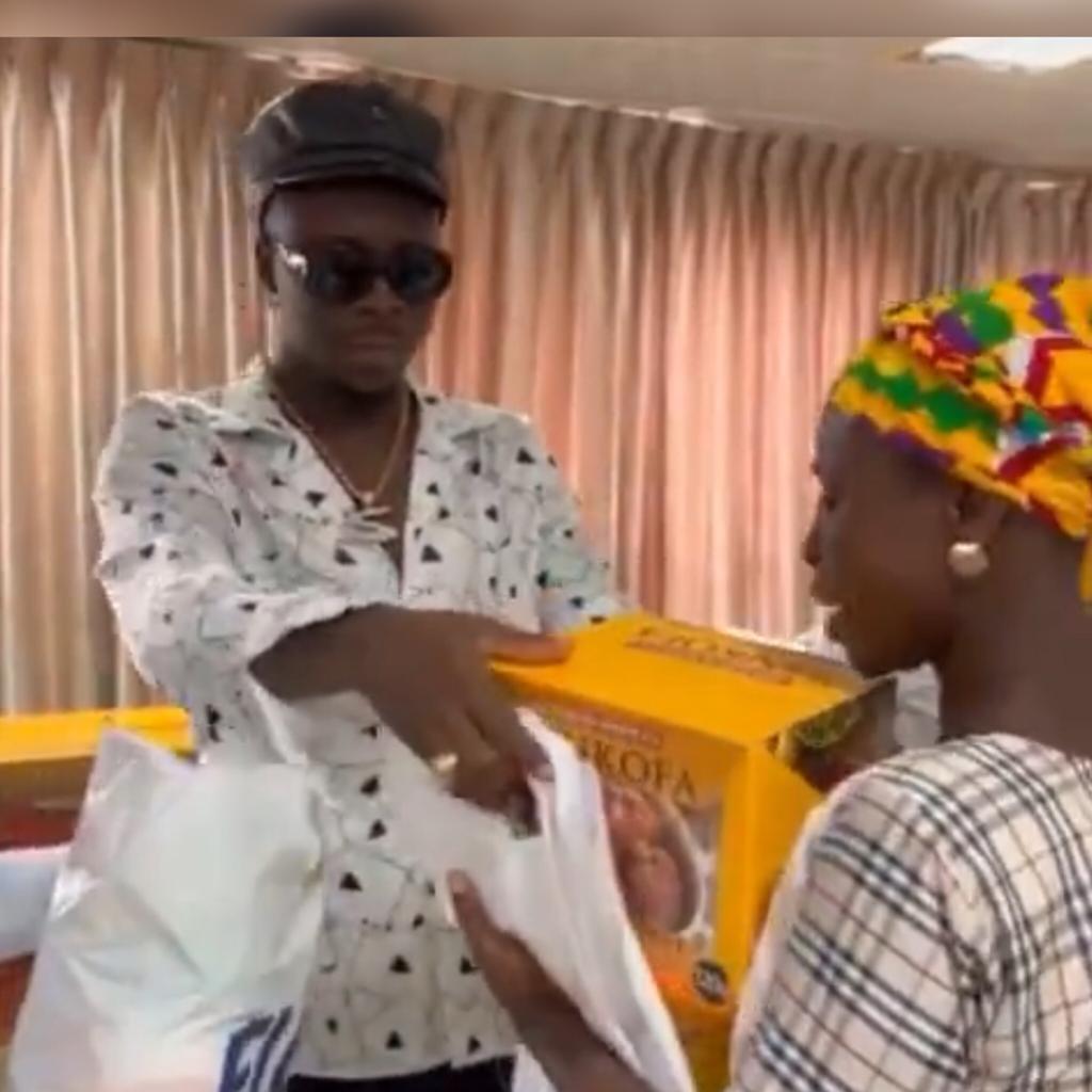Mother’s Day: Stonebwoy donates items, cash to widows from Ashaiman