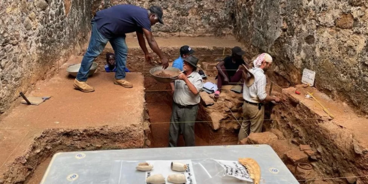 Prof Christopher DeCorse (C) is leading the team of archaeologists in Ghana
