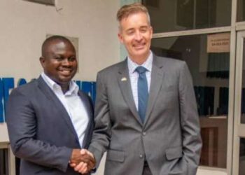 GJA President, Albert Dwumfuor (left) in a handshake with Kevin Brosnaham (US Embassy Press) Ataché