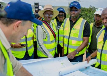 An official of Atlantic Lithium presents the plan of development to Edward Nana Yaw Koranteng, CEO of MIIF and Abena Amoah, MD of the Ghana Stock Exchange during an on-site visit with his team to the Ewoyaa mine.