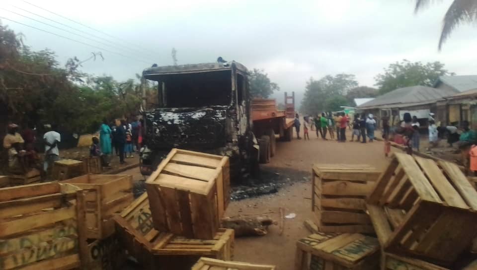 Sabronum: Angry residents set ablaze truck allegedly transporting excavator to forest