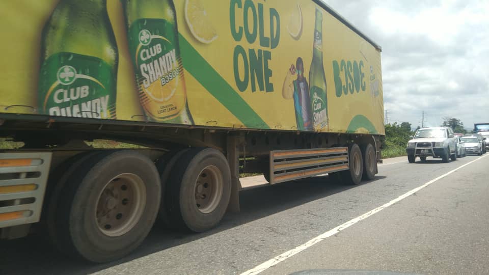 Accra-Kumasi Highway: Trailer causes gridlock at Akyem Sekyere